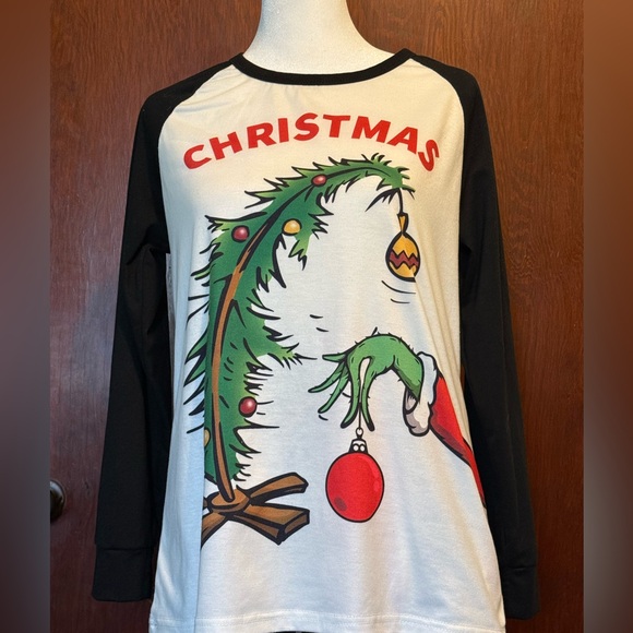 Tops - Woman’s size small grinch top.